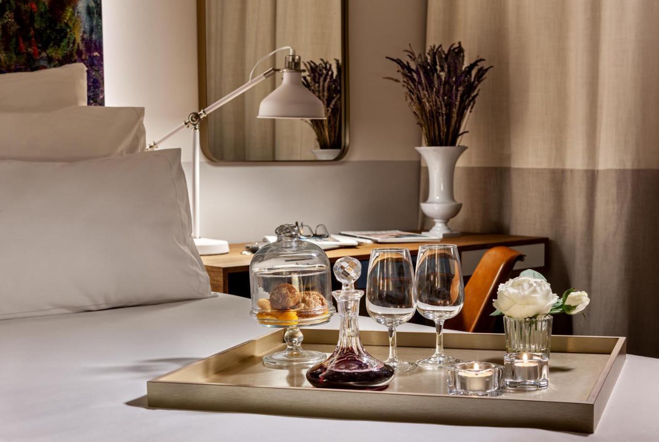 Pestana Douro Riverside - Preferred Hotels & Resorts, Lifestyle Valbom  エクステリア 写真 A tray with a decanter, wine glasses, and a candle holder